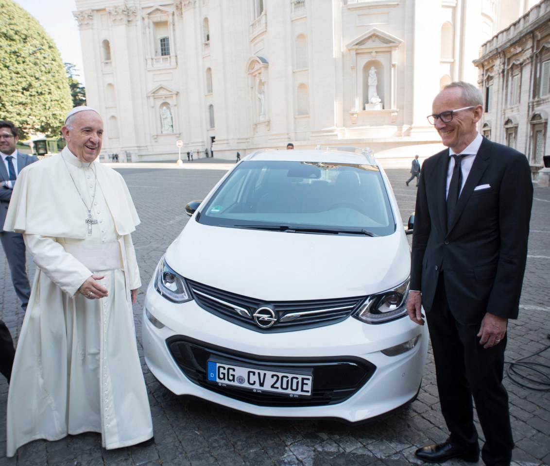 Opel Ampera-E Papa Francesco