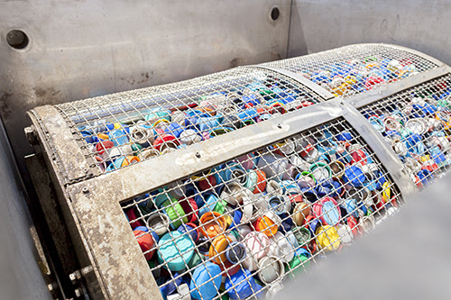 Economia circolare depuratore acque dai tappi di plastica