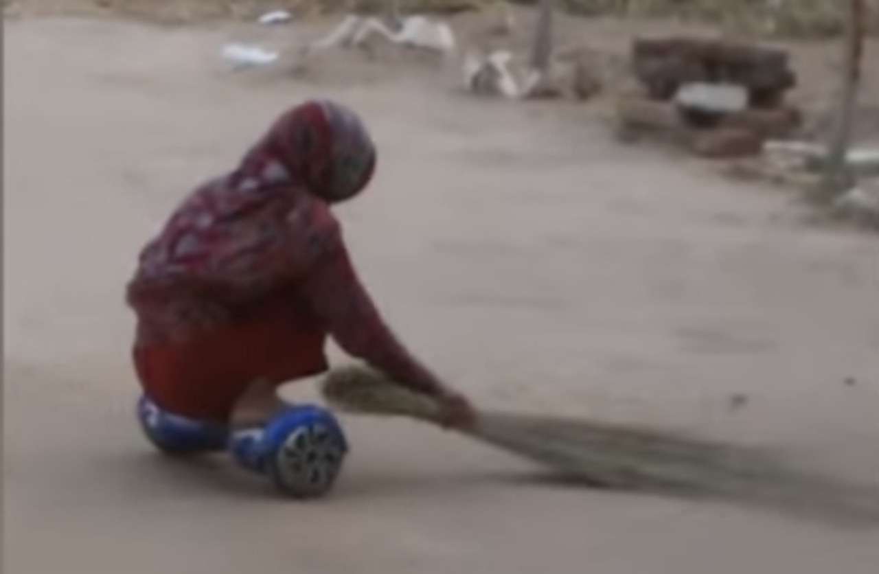 Il video della a donna Pakistana che usa l'hoverboard per spazzare il cortile