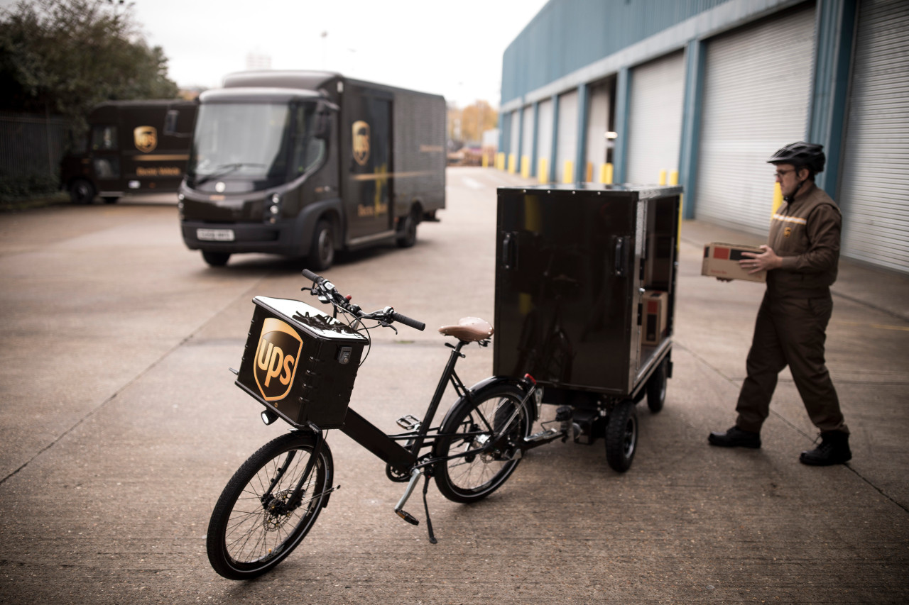 A Londra UPS consegna i pacchi con i rimorchi a pedalata assistita