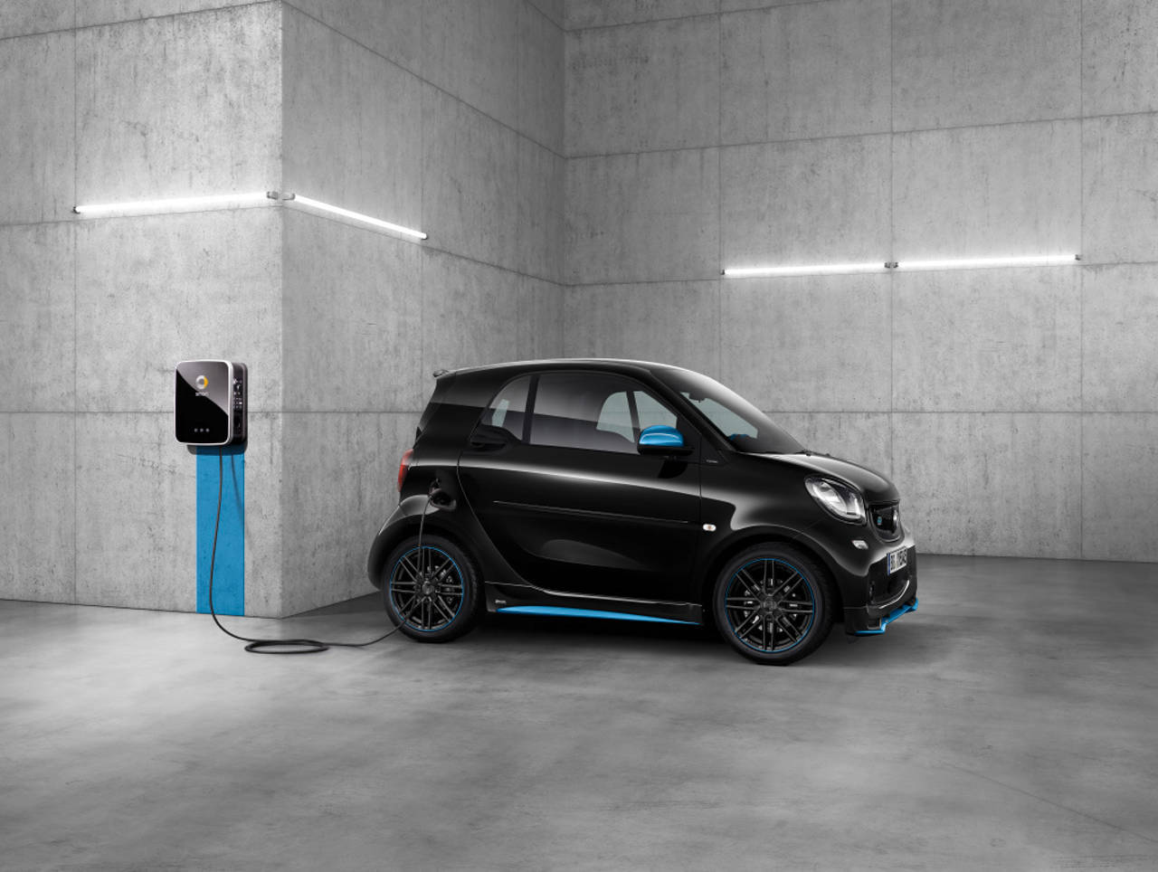 smart elettrica eq con sistema di ricarica plug&charge