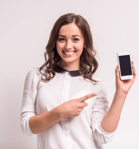 ragazza con smartphone
