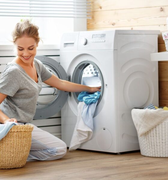 donna con lavatrice