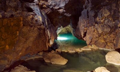 caverna con acqua sotterranea