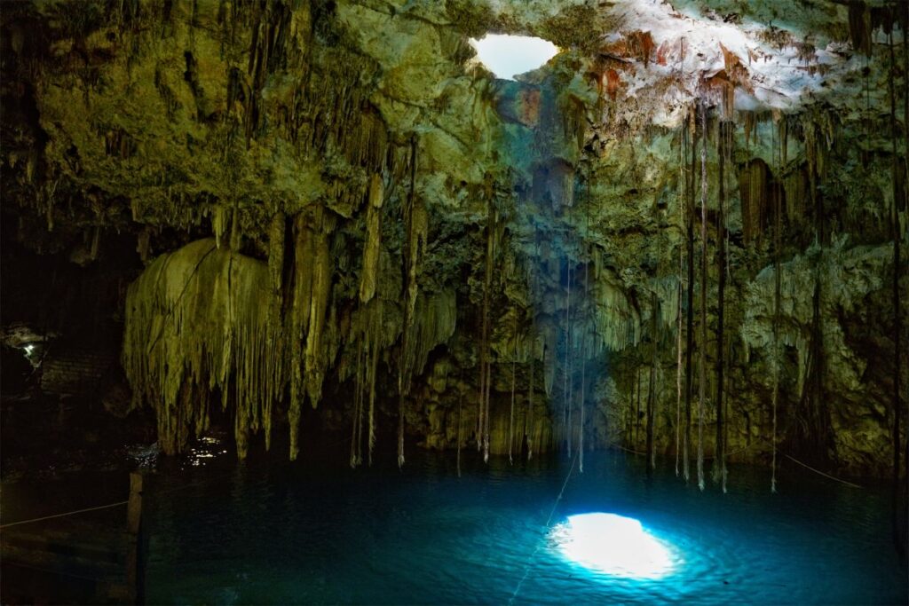 caverna con acqua sotterranea
