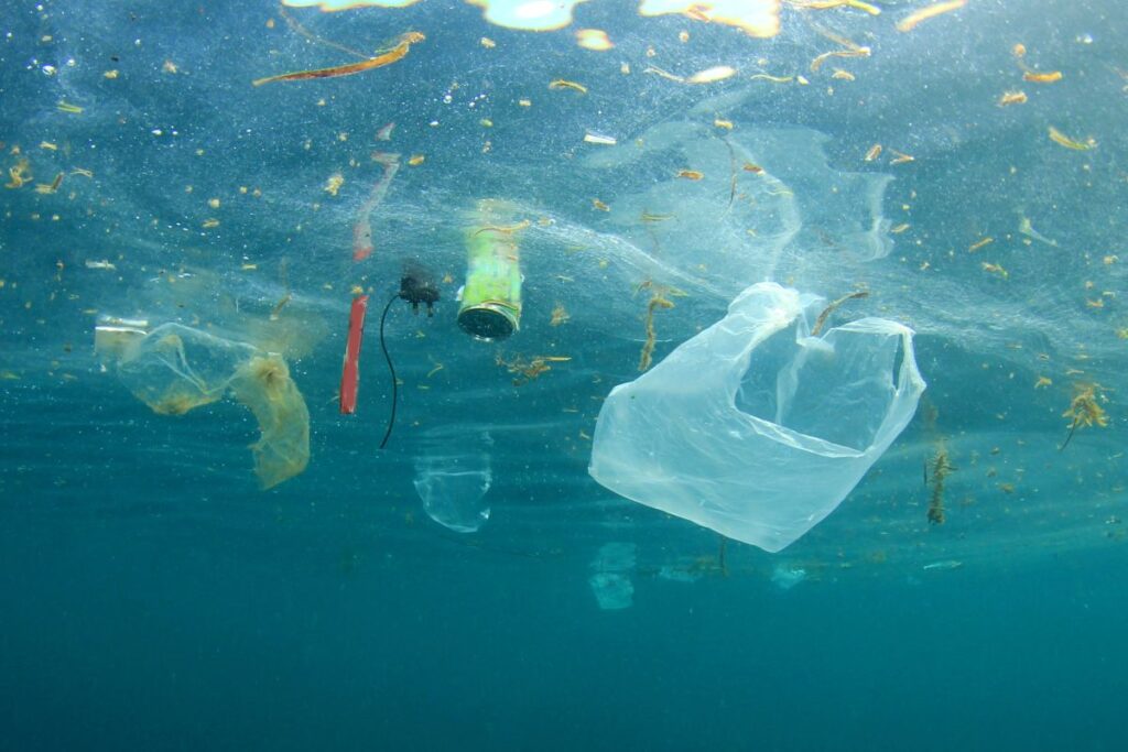 inquinamento mari e oceani con plastica