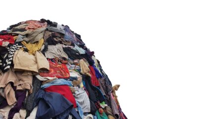 pila di vecchi vestiti da buttare, riciclare