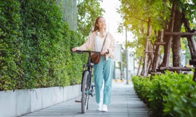 ragazza che cammina con la bicicletta per mano