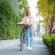 ragazza che cammina con la bicicletta per mano