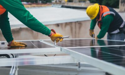 operai installano pannelli solari