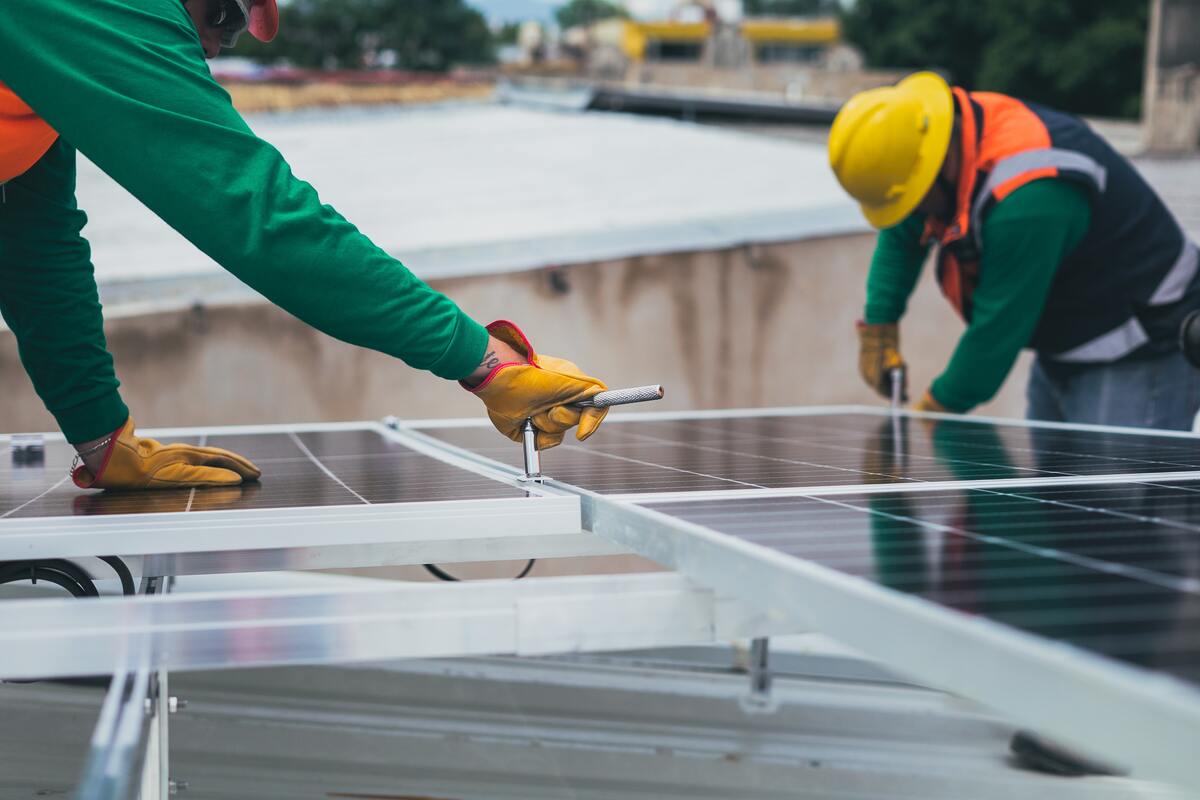operai installano pannelli solari