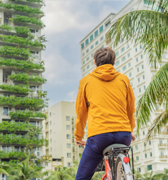 Ragazzo in bicicletta guarda palazzo green
