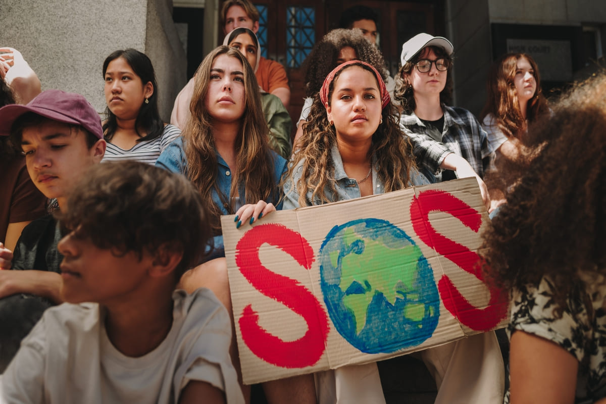 giovani che protestano per il pianeta