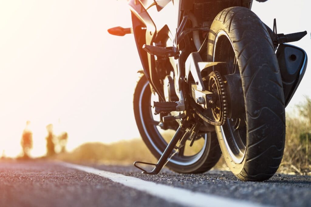 Moto parcheggiata con cavalletto in strada