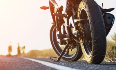 Moto parcheggiata con cavalletto in strada