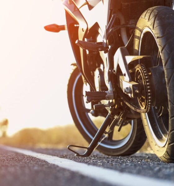 Moto parcheggiata con cavalletto in strada