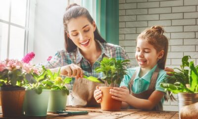 Donna bambina curano piante
