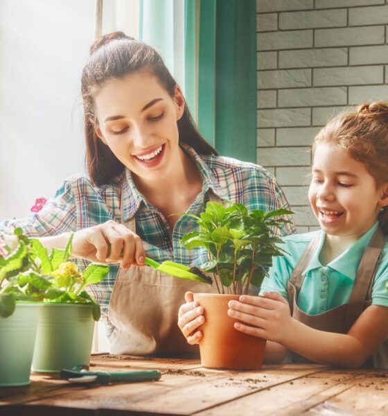 Donna bambina curano piante