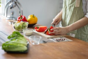 Persona che taglia della verdura