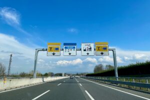 Autostrada con i cartelli in prossimità di un casello
