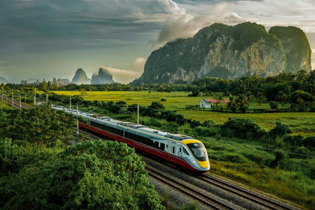 Treno fra le montagne paesaggio Malesia