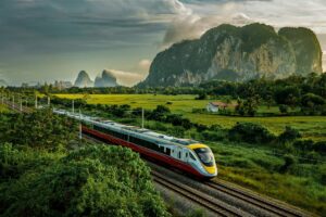 Treno fra le montagne paesaggio Malesia