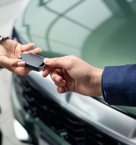 Persona che riceve le chiavi della sua nuova auto