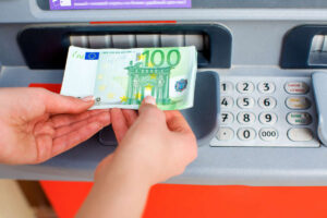 Persona che versa contanti sul proprio conto