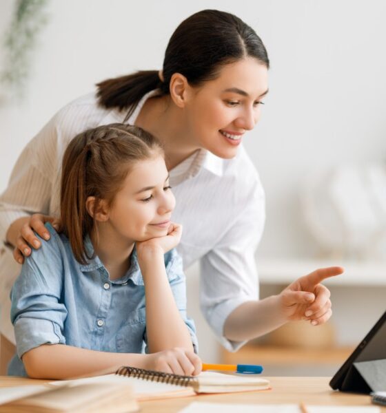 Mamma che fa i compiti con la figlia