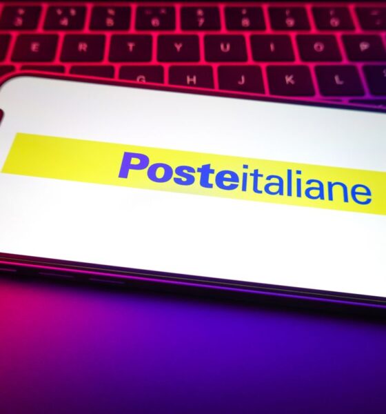 Smartphone con logo di Poste Italiane