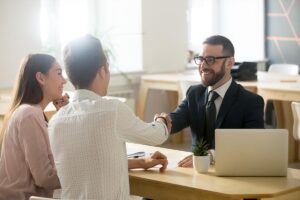 Coppia in un ufficio bancario