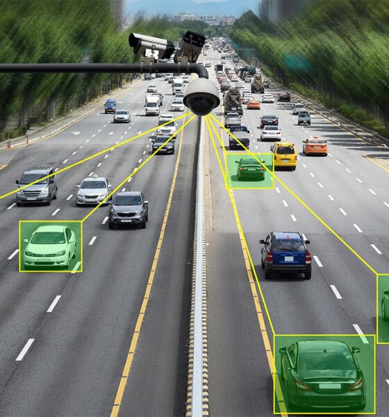 Autovelox che controlla la velocità delle auto nel traffico