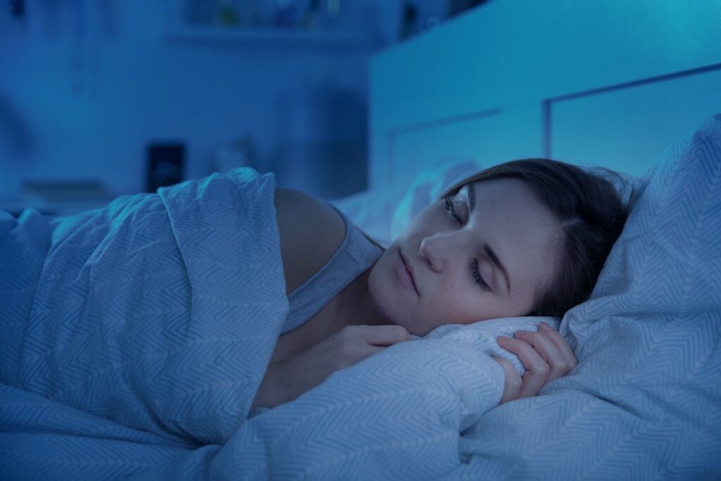 Ragazza che dorme di notte nel suo letto
