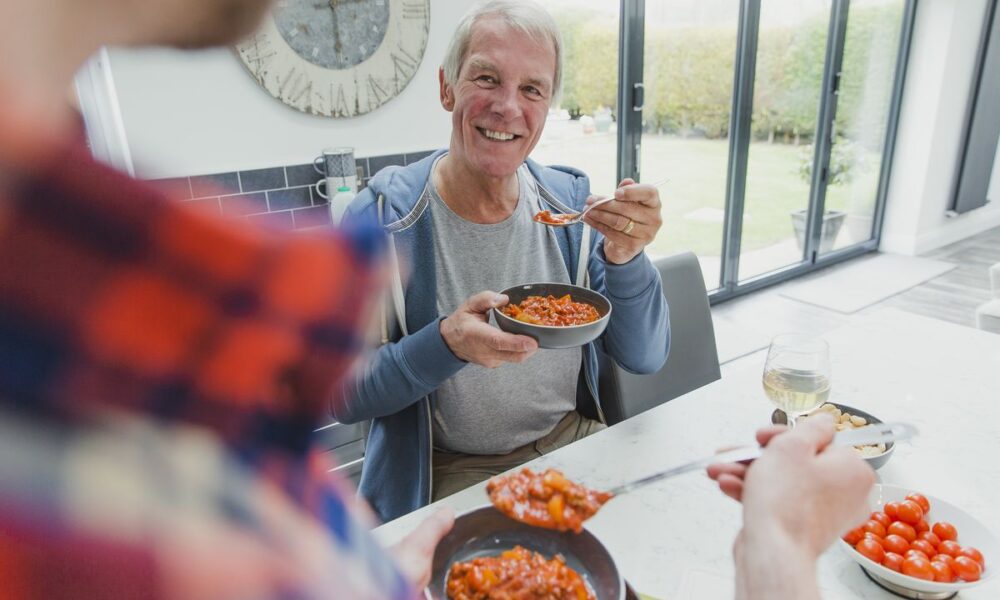 Uomo che mangia un piatto di pasta