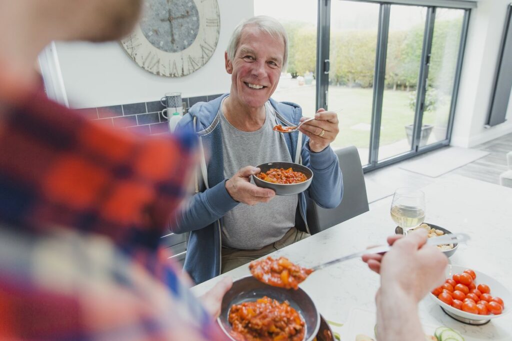 Uomo che mangia un piatto di pasta