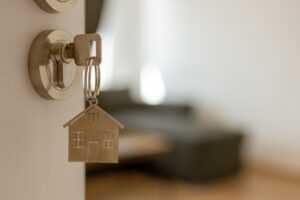 Chiavi di casa inserite nella porta d’ingresso