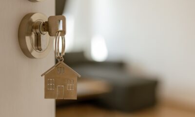 Chiavi di casa inserite nella porta d’ingresso