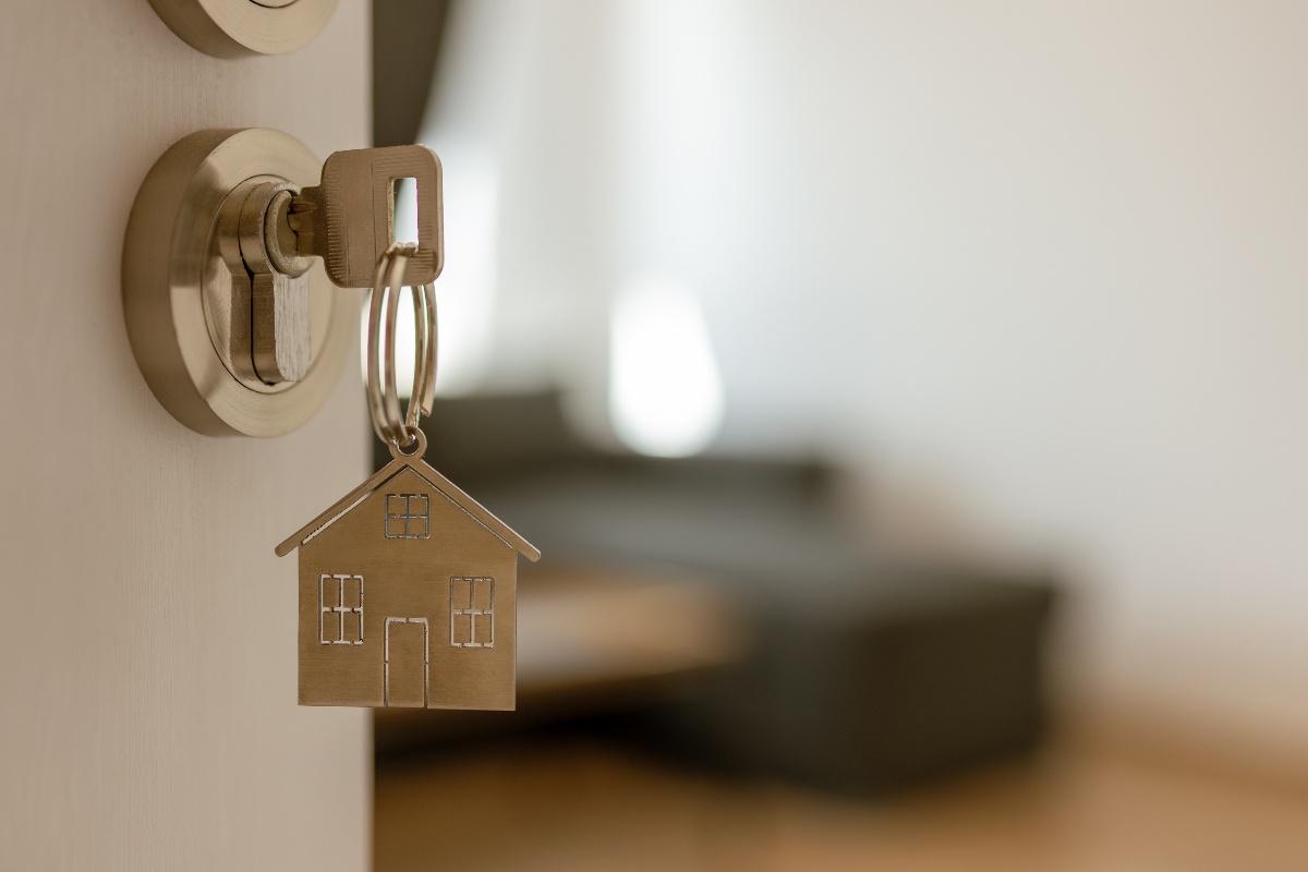 Chiavi di casa inserite nella porta d’ingresso