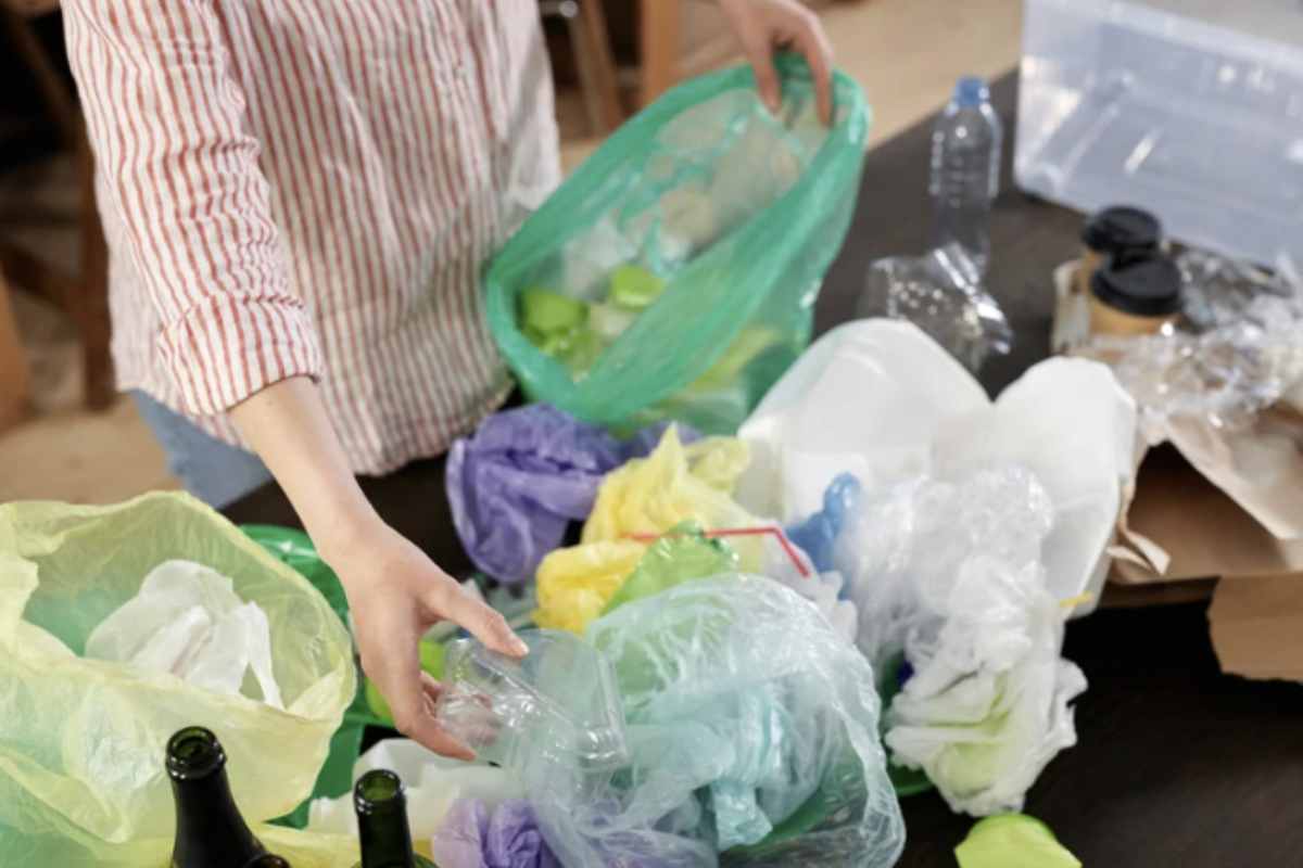 Quando si viaggia, è fondamentale mantenere le scarpe separate dagli altri oggetti in valigia. Jill Moore, fondatrice di Organized Jill,