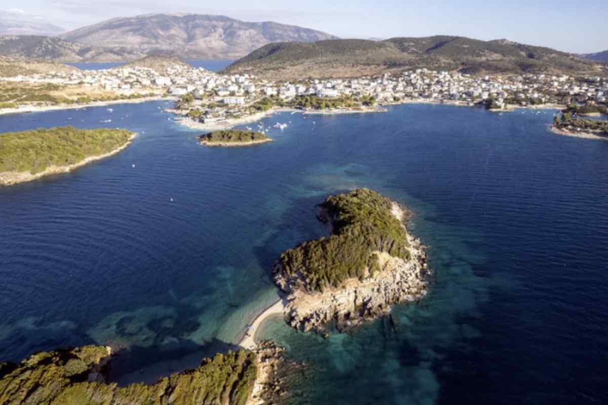 Oltre alla bellezza naturale, l’Albania è un Paese ricco di storia e cultura. Le città di Berat e Gjirokastër