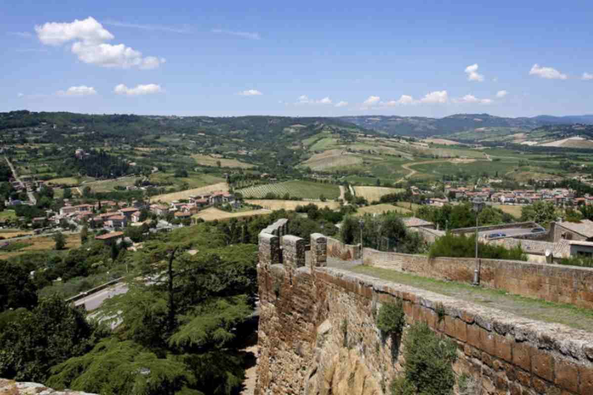 Per chi è disposto a trasferirsi in piccoli centri o in aree rurali, ci sono anche programmi di incentivazione per attrarre nuovi residenti.
