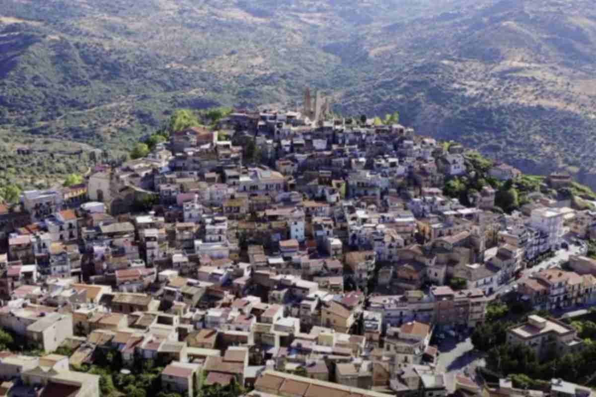 Visitare Pettineo oggi significa scoprire un angolo di Sicilia lontano dal turismo di massa, dove la vita scorre lenta e autentica.