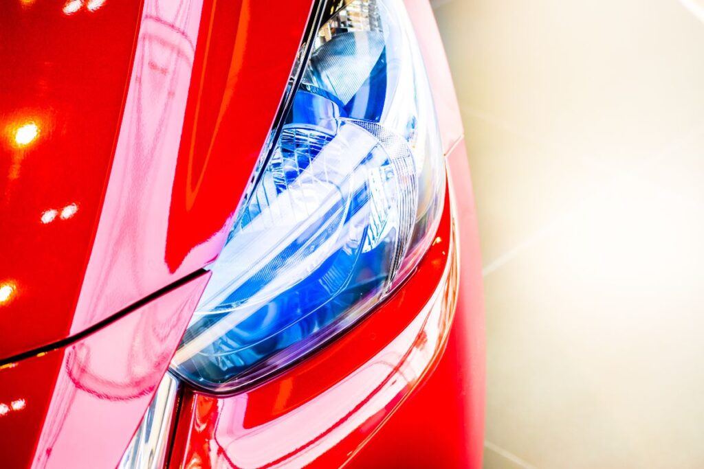Dettaglio del faro LED di un'auto rossa