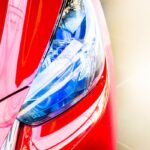 Dettaglio del faro LED di un'auto rossa