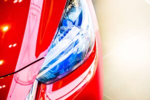 Dettaglio del faro LED di un'auto rossa