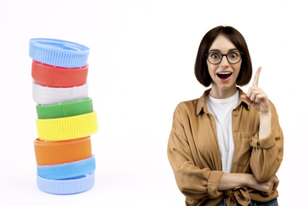 Tra i materiali più comuni che spesso finiscono nel cestino ci sono i tappi di plastica delle bibite.
