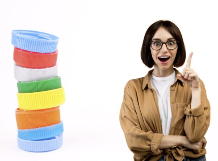 Tra i materiali più comuni che spesso finiscono nel cestino ci sono i tappi di plastica delle bibite.