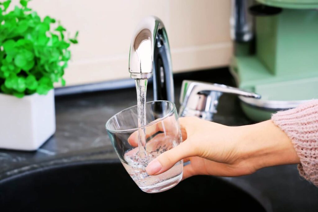 Acqua del rubinetto, fa bene davvero? La risposta definitiva