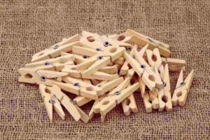 Vecchie mollette, usale per questo trucco salva spazio