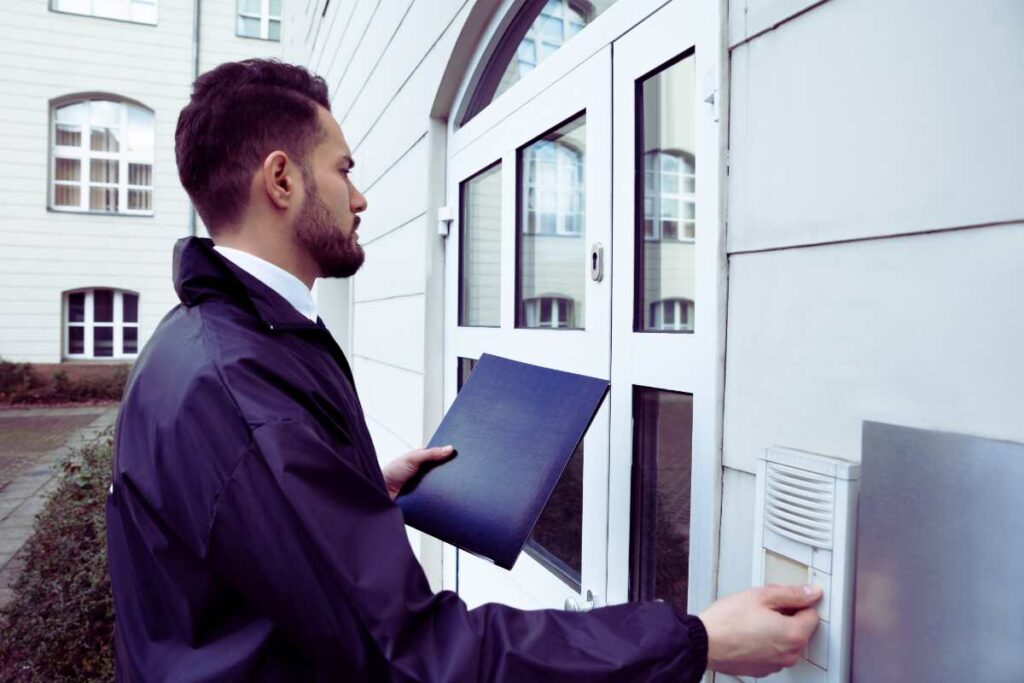 Suonano campanello, piede nella porta: come difendersi da questa tecnica di marketing